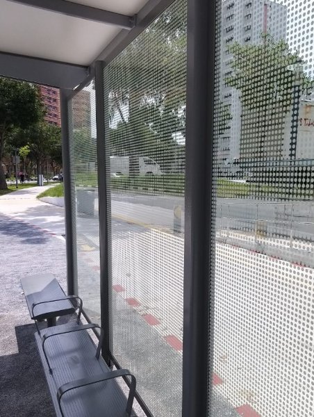 Bus stop shelter with dotted pattern glass panels