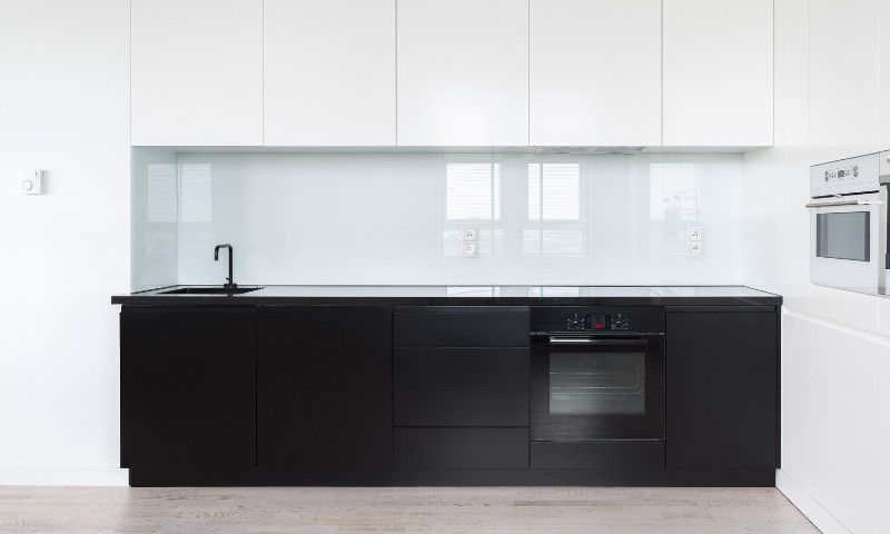 Modern kitchen with glass backsplash and minimalist design