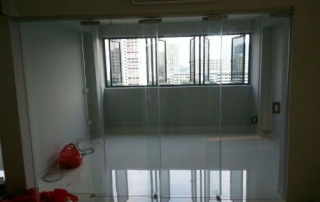 Room Partition using a curtain of glass